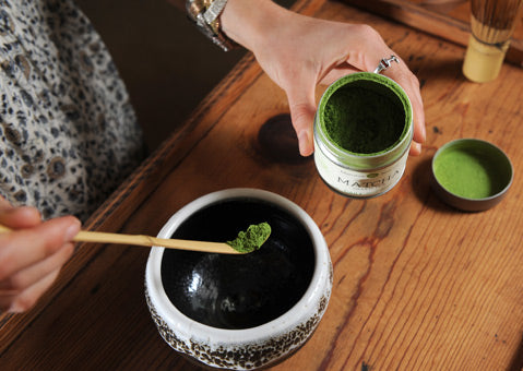 Making matcha green tea